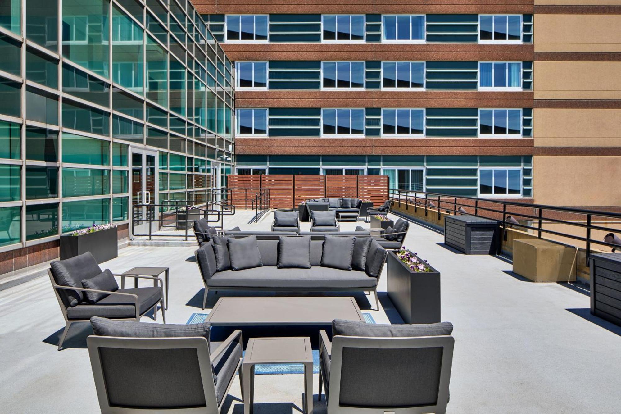 Courtyard By Marriott Detroit Downtown Hotel Exterior photo